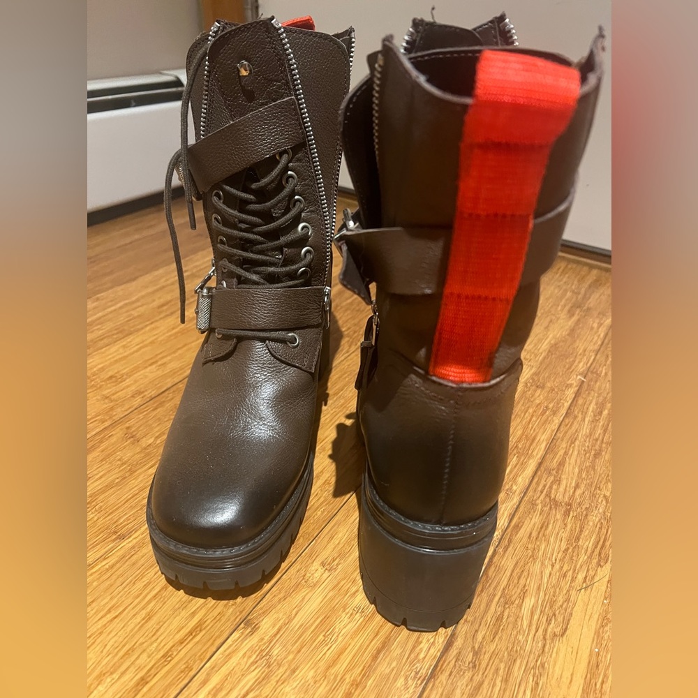 9.5 ankle boots , leather .